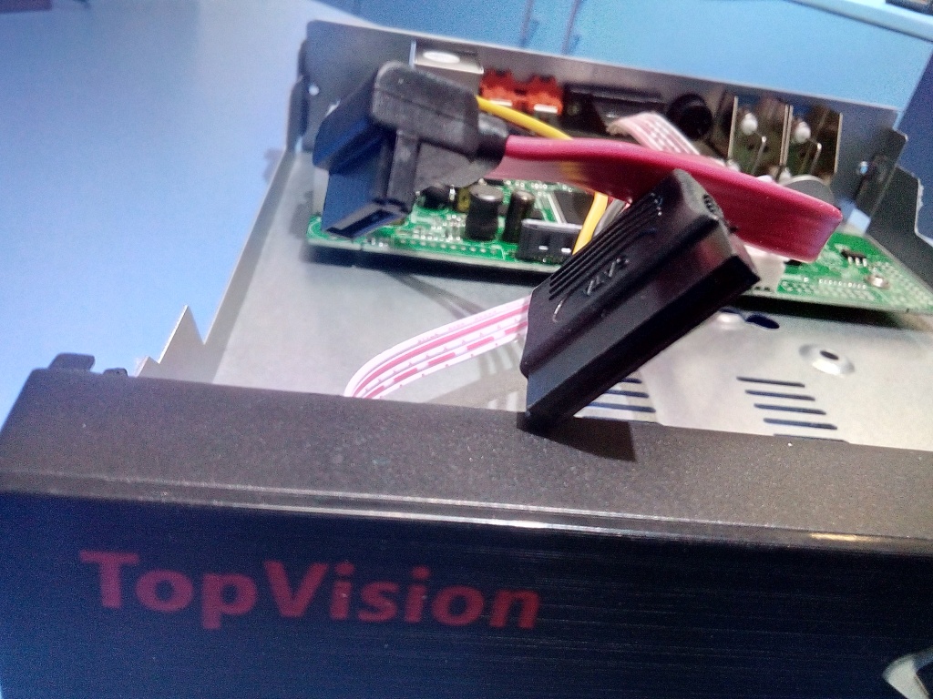 Два кабеля внутри для подключения жесткого диска IMG_20190116_111245.jpg